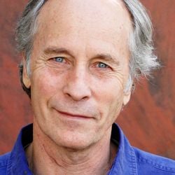 Vencedor do Prêmio Pulitzer, o romancista norte-americano Richard Ford fala à BBC News Mundo sobre os Estados Unidos, sobre o saudosismo e o delicado equilíbrio entre felicidade e tristeza.