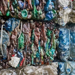 Por meio de iniciativas como o Projeto Partilhar e o Projeto Reciclo, a empresa contribui com um amanhã melhor para as comunidades da Grande Vitória