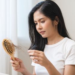 Especialista explica que a falta desse mineral pode afetar diretamente a saúde capilar