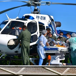Vítima sofreu queimaduras no corpo e foi levada por helicóptero do Notaer de São Mateus, onde ocorreu a explosão em uma fábrica, para hospital na Serra; outro funcionário morreu no acidente