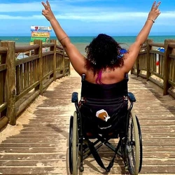 Jéssica Avelino, de 26 anos, passou por semanas de dores e incertezas antes de receber diagnóstico de mielite infecciosa; agora,  na cadeira de rodas, ela reaprende a viver ao lado do filho de 3 anos