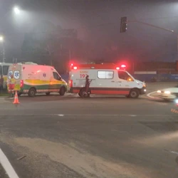 Imagens mostram que o semáforo ficou com sinal verde para o coletivo, que, ao entrar no cruzamento, foi atingido pela carreta; motorista do ônibus estaria sem cinto e foi projetado para fora do veículo