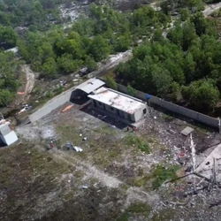 Vídeos mostram cenário após a explosão registrada nesta quarta-feira (21), na Paulista, interior de São Mateus; um funcionário da empresa morreu e outro ficou ferido