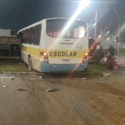 Coletivo, que transportava 39 trabalhadores, foi atingido por uma carreta, que teria avançado semáforo vermelho; os demais ocupantes do ônibus e o condutor do outro veículo tiveram  apenas escoriações