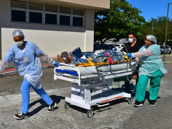 Vítima de explosão em São Mateus é levada de helicóptero para hospital na Serra por Fernando Madeira