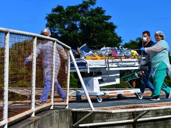 Vítima de explosão em São Mateus é levada de helicóptero para hospital na Serra por Fernando Madeira