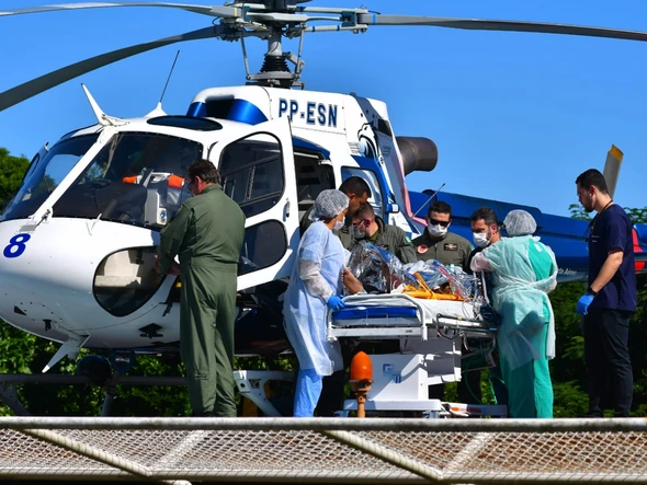 Vítima de explosão em São Mateus é levada de helicóptero para hospital na Serra por Fernando Madeira