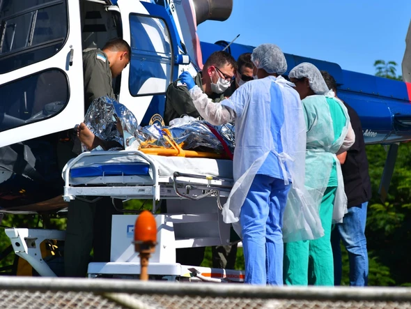 Vítima de explosão em São Mateus é levada de helicóptero para hospital na Serra por Fernando Madeira