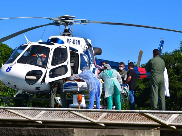 Vítima de explosão em São Mateus é levada de helicóptero para hospital na Serra por Fernando Madeira
