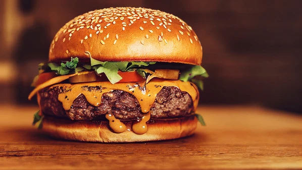 Aprenda a preparar hambúrgueres de chef com truques de sabor, combinações e opções saudáveis, mas no conforto do seu lar