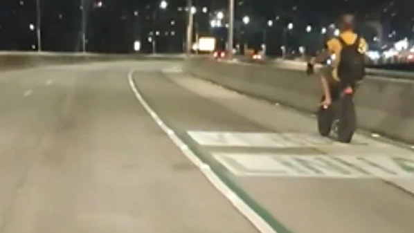 Trânsito de bicicletas na via é proibido; caso foi identificado por videomonitoramento na madrugada desta quinta-feira (21)