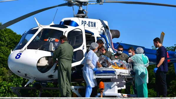 Vítima sofreu queimaduras no corpo e foi levada por helicóptero do Notaer de São Mateus, onde ocorreu a explosão em uma fábrica, para hospital na Serra; outro funcionário morreu no acidente
