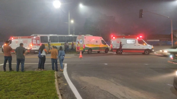 Imagens mostram que o semáforo ficou com sinal verde para o coletivo, que, ao entrar no cruzamento, foi atingido pela carreta; motorista do ônibus estaria sem cinto e foi projetado para fora do veículo