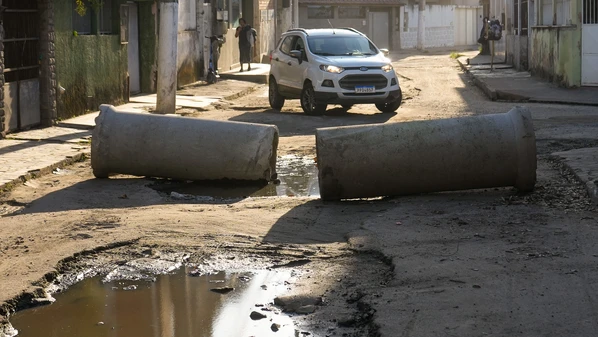Sujeira, alagamentos e até mau cheiro incomodam quem vive em rua onde reconstrução de rede de drenagem foi paralisada; prefeitura e Cesan prometem solução