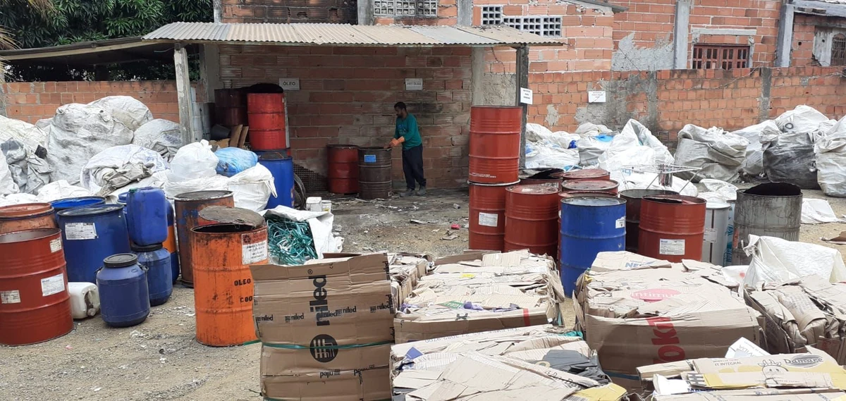 Antes do Projeto Reciclo, espaço da Abrasol era aberto, com chão sem pavimentação e materiais expostos a sol e chuva