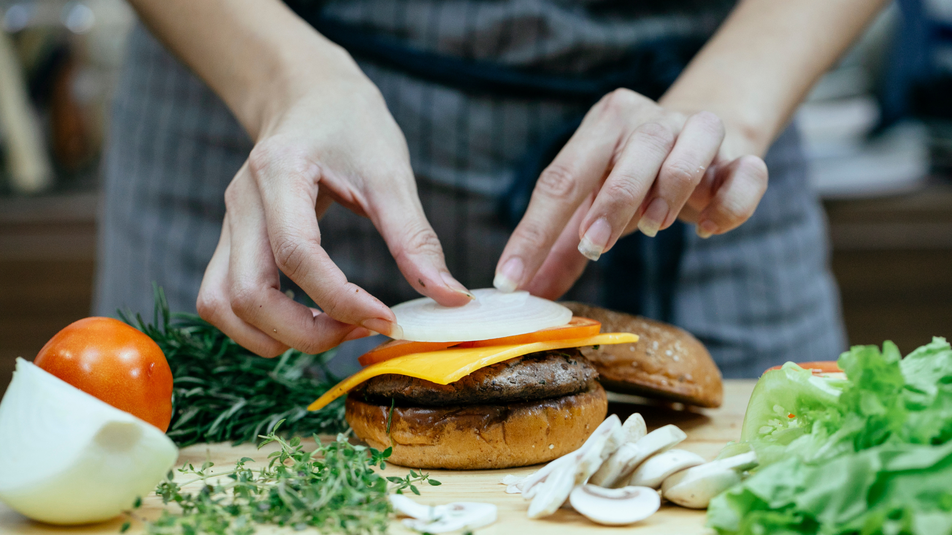 Saiba como turbinar seu hambúrguer caseiro. Crédito: Canva