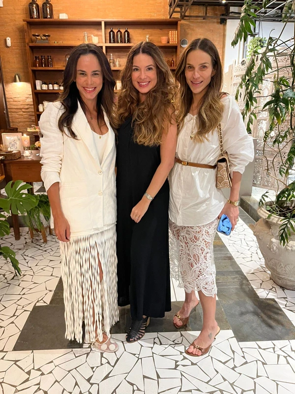 Barbara Bastos, Cristal Bastos e Renata Cani em evento de Terapia Capilar na Praia do Canto