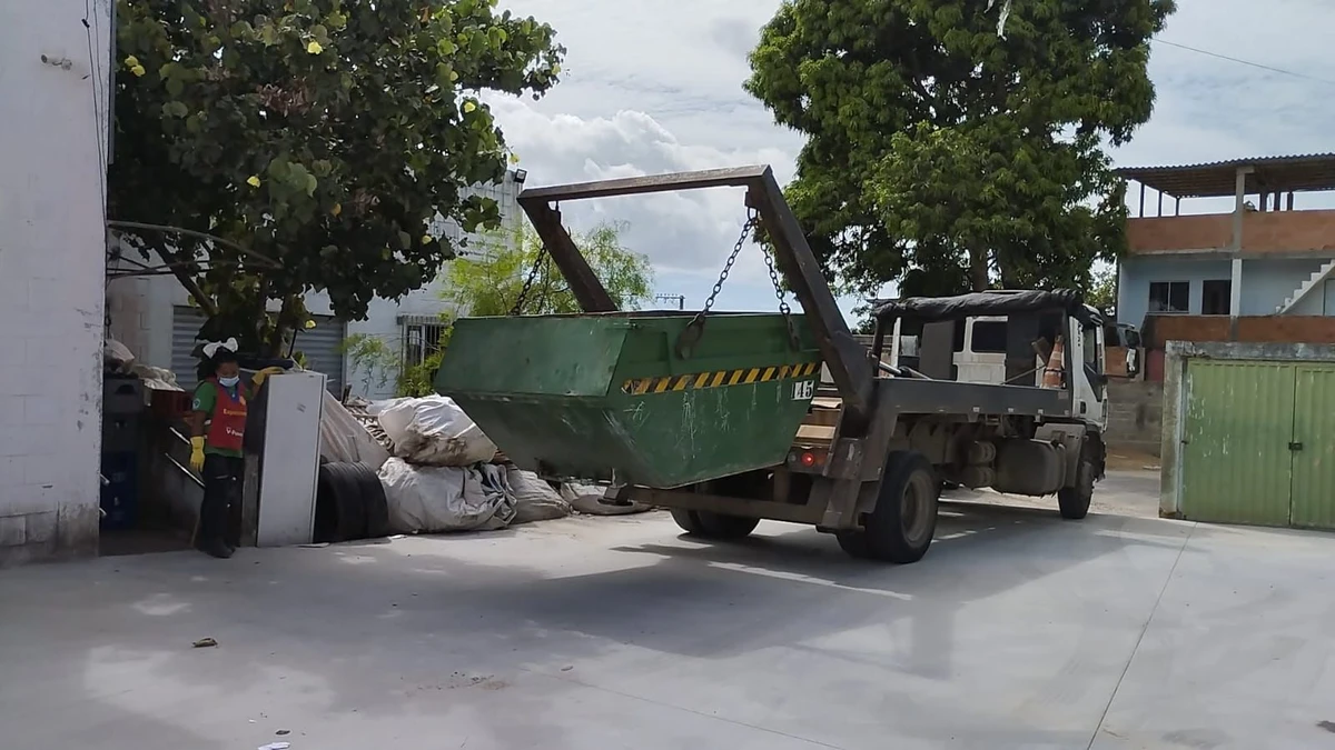 Depois do Projeto Reciclo, pátio da Abrasol foi pavimentado e ganhou cobertura, garantindo saúde dos trabalhadores