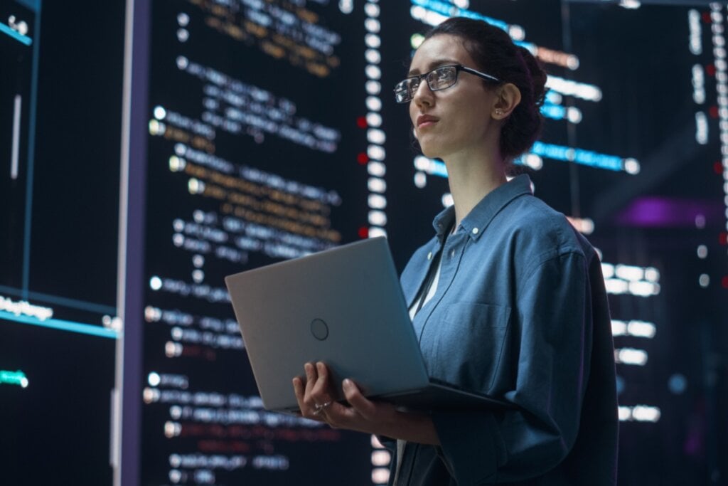 A linguagem Java é conhecida por sua robustez, segurança e portabilidade entre diferentes plataformas (Imagem: Gorodenkoff | Shutterstock) 