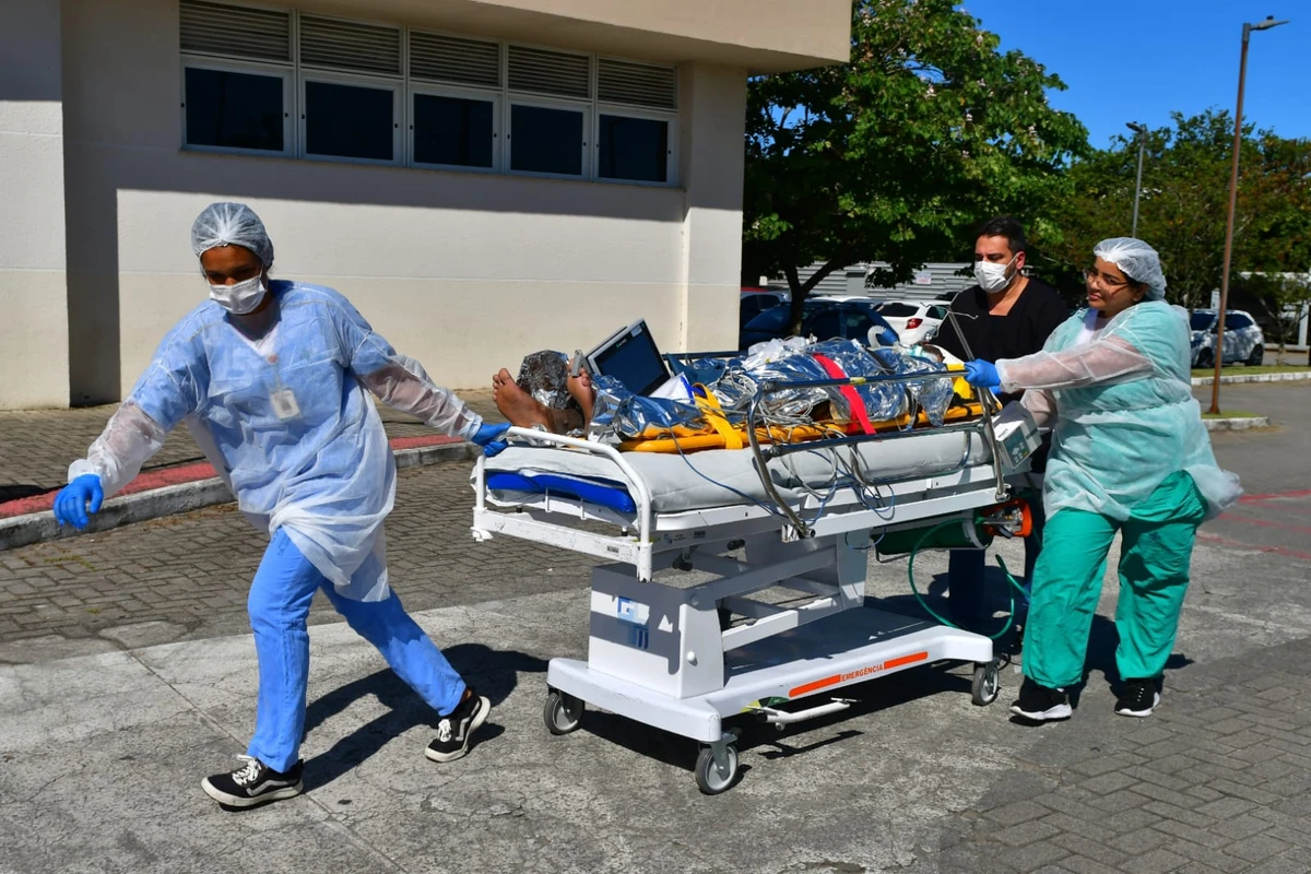 Vítima de explosão em São Mateus é levada de helicóptero para hospital na Serra por Fernando Madeira