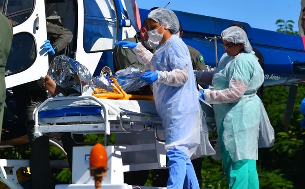 Vítima de explosão em São Mateus é levada de helicóptero para hospital na Serra por Fernando Madeira