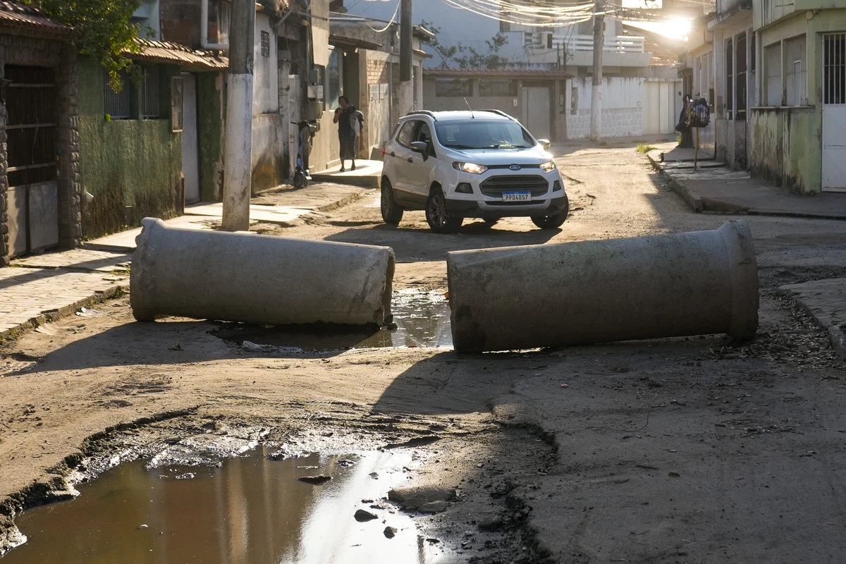 Rua José Ricardo no bairro Ibes, em Vila Velha, está danificada devido obra inacabada 