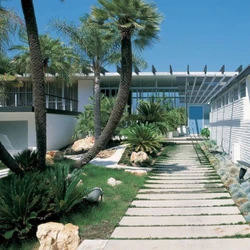 Construída em 1964, residência modernista na Califórnia foi restaurada por casal fã do arquiteto após quase ser demolida