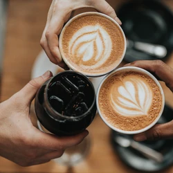 Ama café? Em data dedicada à bebida, aproveite para explorar desde os sabores mais tradicionais até os gourmet com dicas de acessórios e locais especiais para curtir a bebida