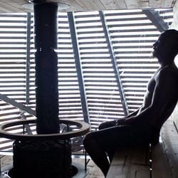 A tradição finlandesa de alternar saunas com mergulhos em águas geladas ou rolar na neve está se espalhando pelo mundo. Mas o que diz a ciência sobre os benefícios alegados para a saúde?