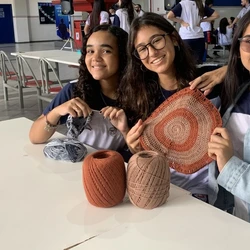 Saiba as mudanças provocadas em escolas, pais e alunos após a restrição do aparelho no dia a dia do ambiente escolar