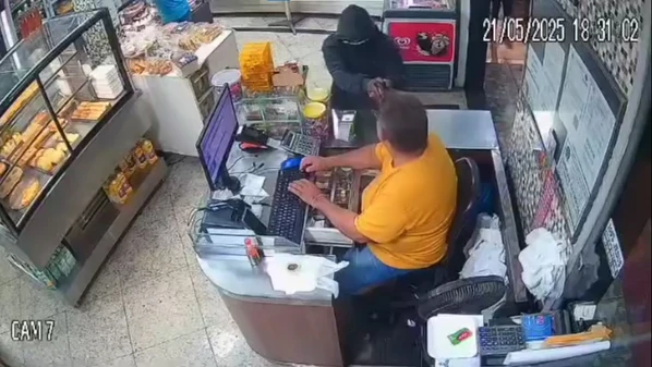 Os quatro criminosos chegaram ao estabelecimento em um carro roubado, e invadiram o local encapuzados e armados; eles acabaram detidos e levados para delegacia