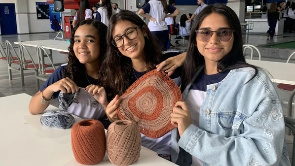 Saiba as mudanças provocadas em escolas, pais e alunos após a restrição do aparelho no dia a dia do ambiente escolar