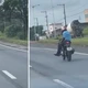 Imagem - Motociclista é flagrado fazendo malabarismo com as pernas em trecho da BR 101 na Serra