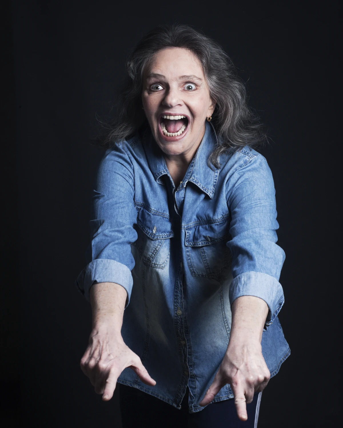 A cantora Angela Ro Ro está processando a empresa capixaba TOWEB Brasil