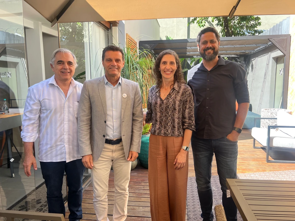 Douglas Negrini com o presidente do Asbea-ES, Heliomar Venâncio, e Celso Bastos e Liane Becacici, ambos do conselho da associação