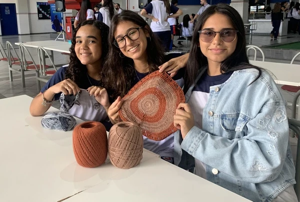 Maria Clara, Clara Mazzega e Elena Ribeiro adotaram a prática do crochê no intervalo de aulas