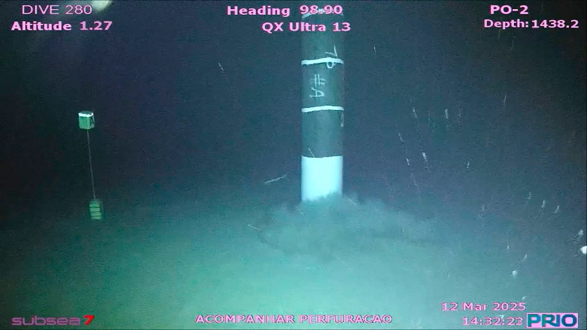 Sonda Hunter Queen perfurando poços no mar