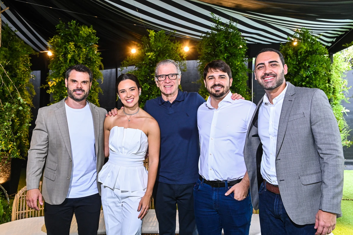 Thiago Campagnaro, Livia Giacomin, Renan Machado e André Pretti, sócios e diretores da Mivita, com o treinador de vôlei Bernardinho, durante a edição especial do Mivitalks