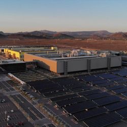 BBC visita com exclusividade o interior da fábrica fortemente vigiada que Trump quer que se torne a pedra fundamental de uma era áurea nos EUA.