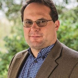 Em livro recém-lançado no Brasil, o historiador norte-americano Eric Kurlander mergulha no submundo esotérico que permeou o pensamento e as práticas do regime de Hitler, revelando como o imaginário sobrenatural foi central para a construção simbólica e prática do nazismo.
