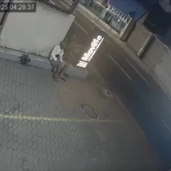 Dupla levou uma televisão e um micro-ondas do estabelecimento, e ainda tentou invadir agência de viagens que fica ao lado; eles fugiram, deixando ferramentas no local