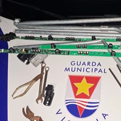 Suspeito foi flagrado por câmeras de segurança com ferramentas e peças furtadas; segundo a Guarda Municipal, ele não tinha passagens anteriores.