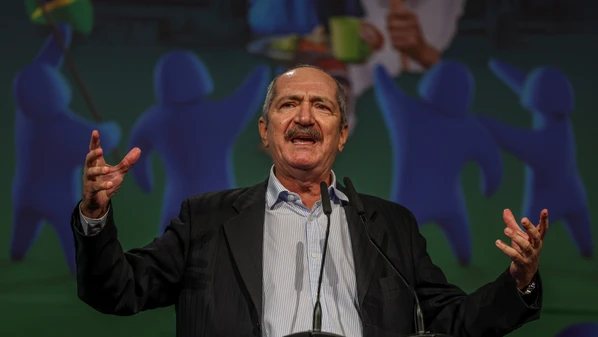 Ex-ministro da Defesa bateu boca com Moraes sobre interpretação da frase do ex-comandante Almir Garnier sobre "deixar à disposição" de Jair Bolsonaro as tropas em caso de uma tentativa de golpe