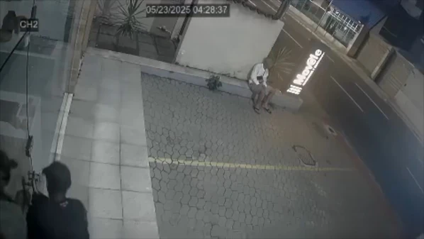 Dupla levou uma televisão e um micro-ondas do estabelecimento, e ainda tentou invadir agência de viagens que fica ao lado; eles fugiram, deixando ferramentas no local