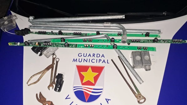 Suspeito foi flagrado por câmeras de segurança com ferramentas e peças furtadas; segundo a Guarda Municipal, ele não tinha passagens anteriores.