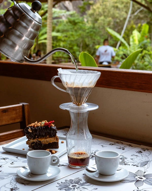 Serviço de café inclui métodos V60, prensa sa e espresso Foto por Instagram @bosquedaspedras