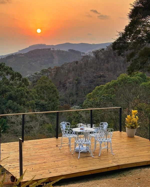 Cafeteria tem mirante com vista para o Vale do Paraíso Foto por Instagram @villajanuaria