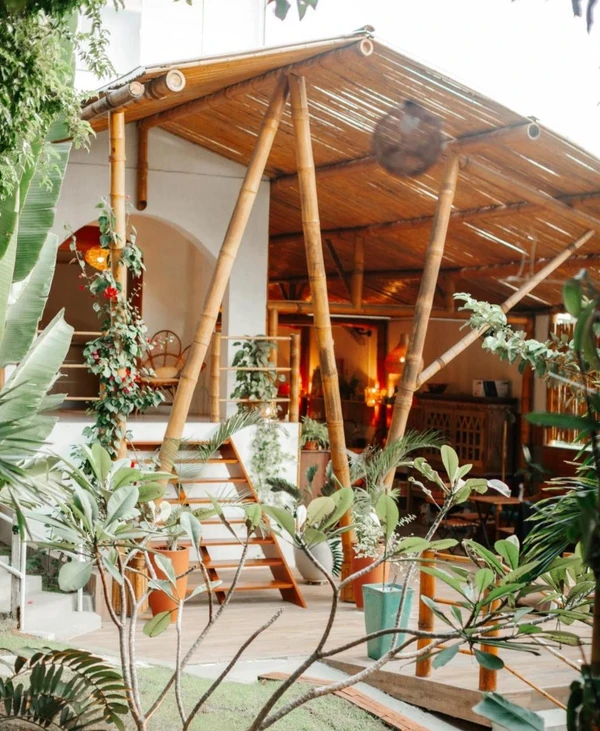 Estilo da arquitetura é inspirado em Bali, com toques de brasilidade Foto por Instagram @cafe.chakra