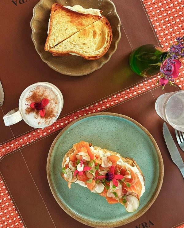Toast, queijo quente e cappuccino da casa Foto por Instagram @cafe.chakra