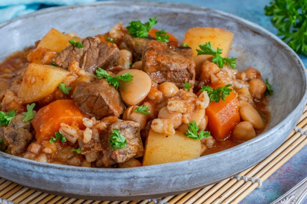 Ensopado de paleta bovina com legumes e grãos (Imagem: BBA Photography | Shutterstock) 